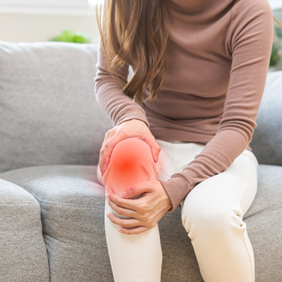 what causes knee pain in females